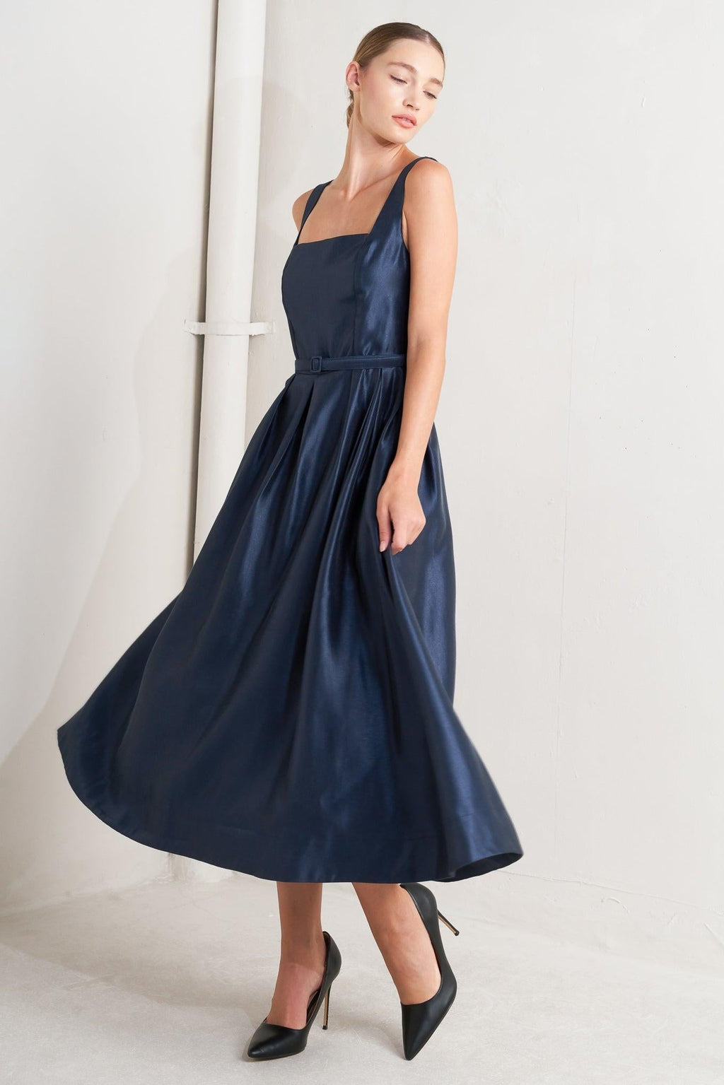 FEMME SILHOUETTE WOVEN MIDI DRESS Flying Tomato