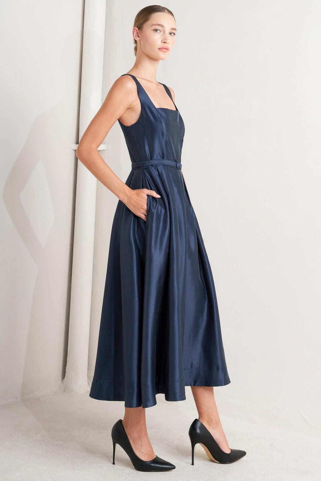 FEMME SILHOUETTE WOVEN MIDI DRESS Flying Tomato
