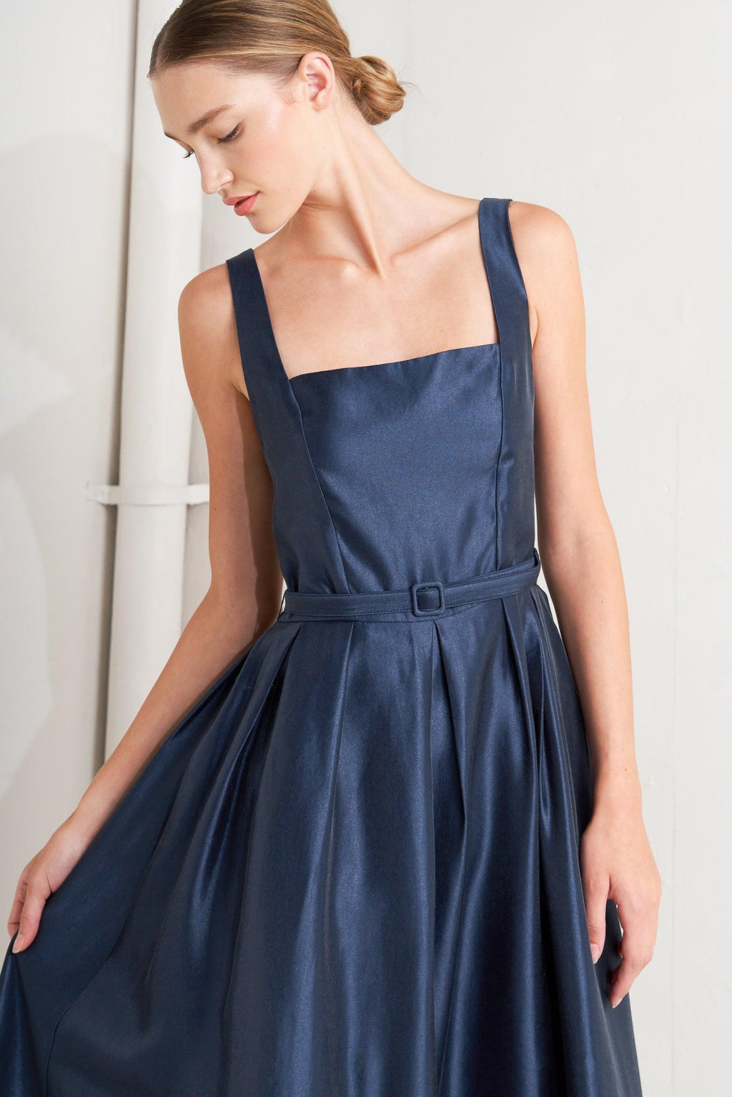 FEMME SILHOUETTE WOVEN MIDI DRESS Flying Tomato