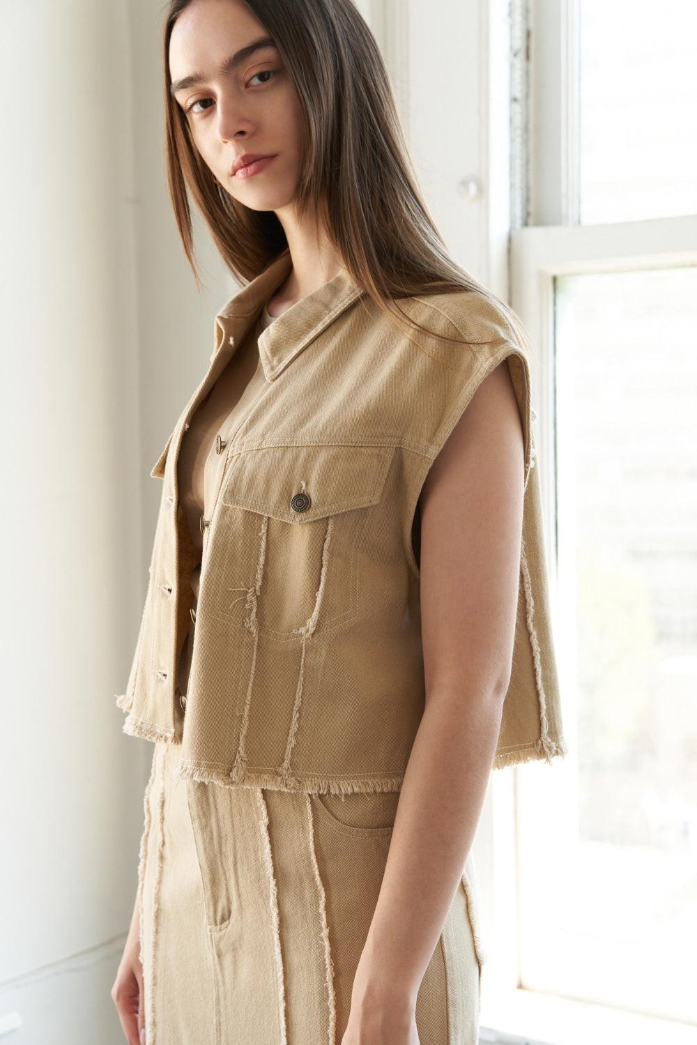 BETWEEN THE PAGES WOVEN TWILL VEST Flying Tomato