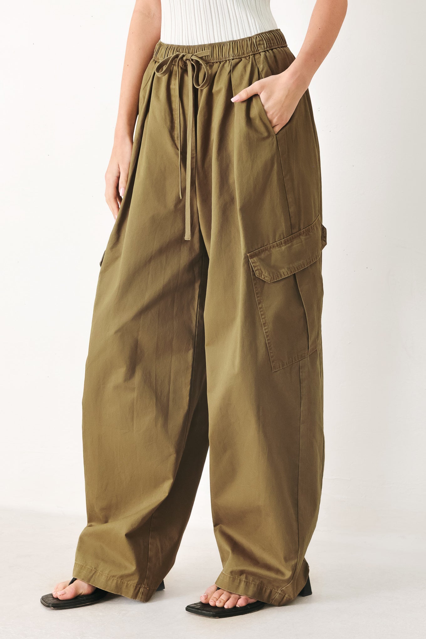 STAY IN MOTION WOVEN BARREL PANTS Flying Tomato