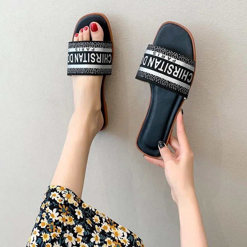 Women's slippers for external wear 2023 new flat bottomed one line mop trend versatile home slippers embroidered letter sandals