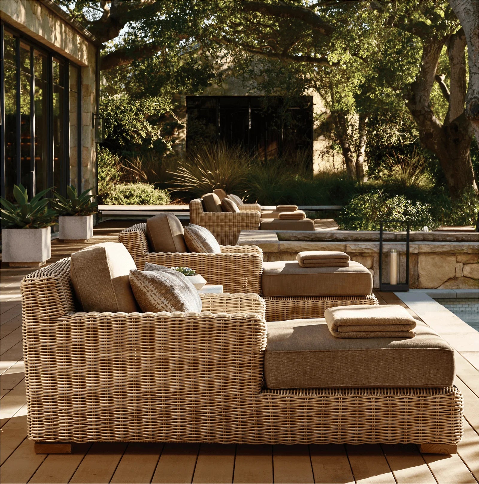 Modern Luxury Rattan Loungers Outdoor Sunbed For Beach Courtyard Park Hotel And Villa Durable Leisure Lounge Bed