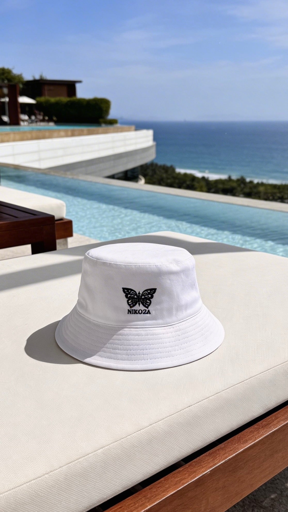 White/Black Nikoza Bucket Hat