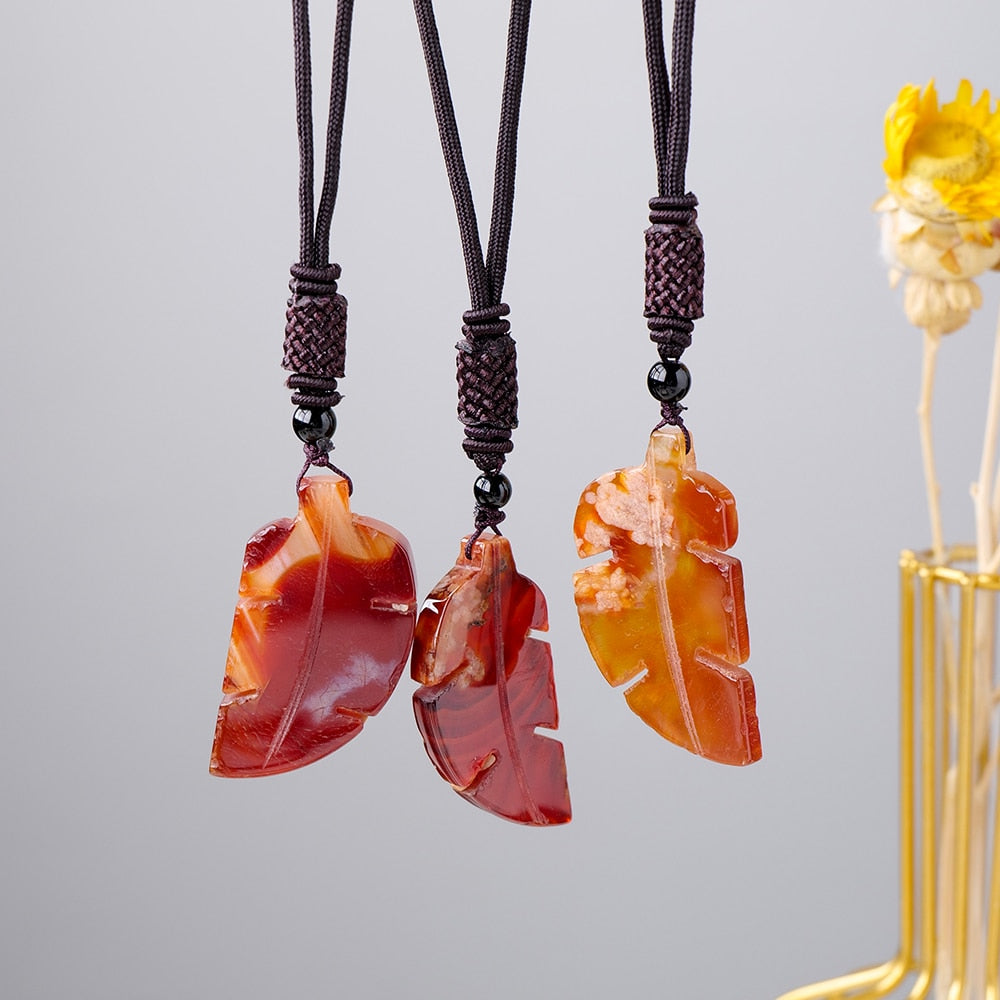 Mineraali Natural Carnelian Crystal Leaf Shaped Pendant Healing Red Agate Crystal Gems Black Knitting Rope Necklaces Accessories